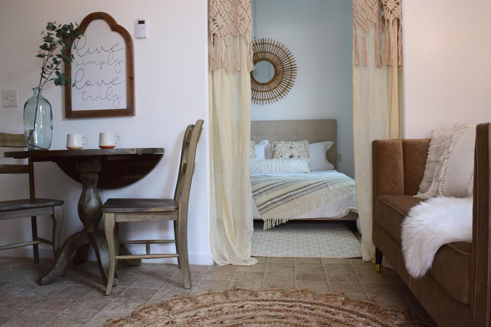 Le Petit Guesthouse -King Bed Walk To Whitworth Nine Mile Falls المظهر الخارجي الصورة
