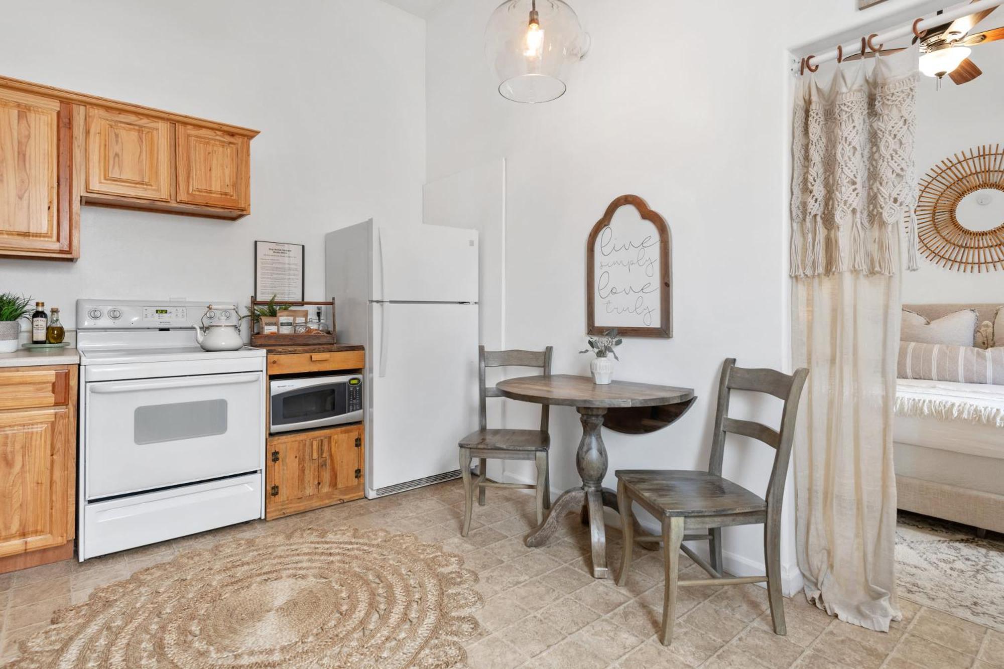 Le Petit Guesthouse -King Bed Walk To Whitworth Nine Mile Falls المظهر الخارجي الصورة